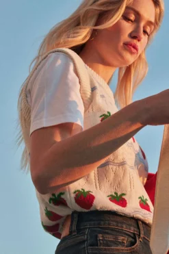 Balzac Paris Pull Priska écru et fraises rouges Écru et fraises rouges Clearance